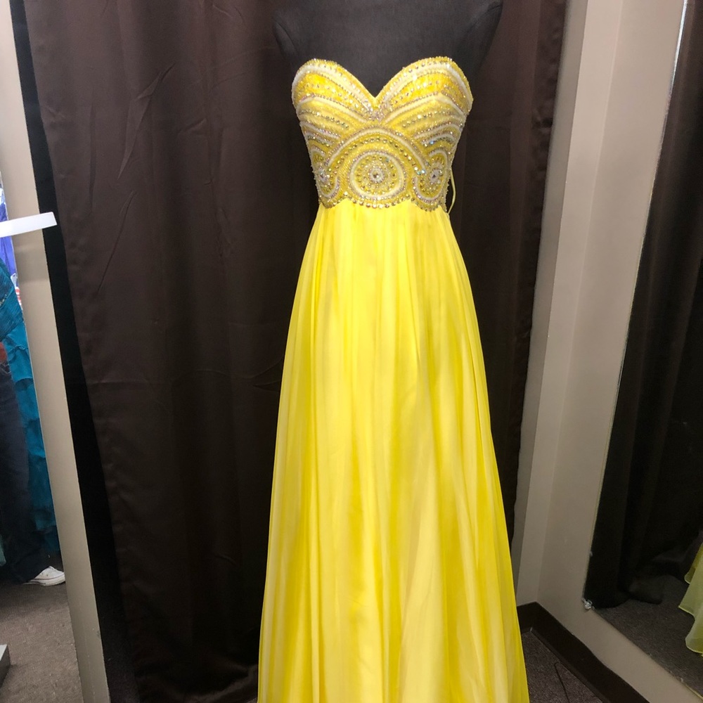 Stunning formal gown by Angela & Alison gown yellow size 4 share it